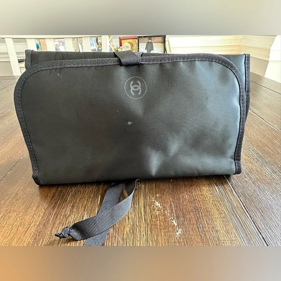 Chanel foldable cosmetics bag - Picture 1 of 14